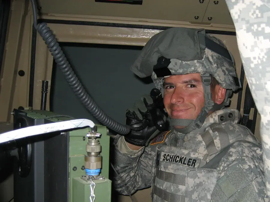 No rádio, de capacete e headset, em simulação de treinamento de comboio em Fort Bliss, 2009