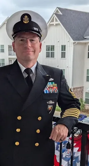 De uniforme de gala azul no Memorial Day de 2025